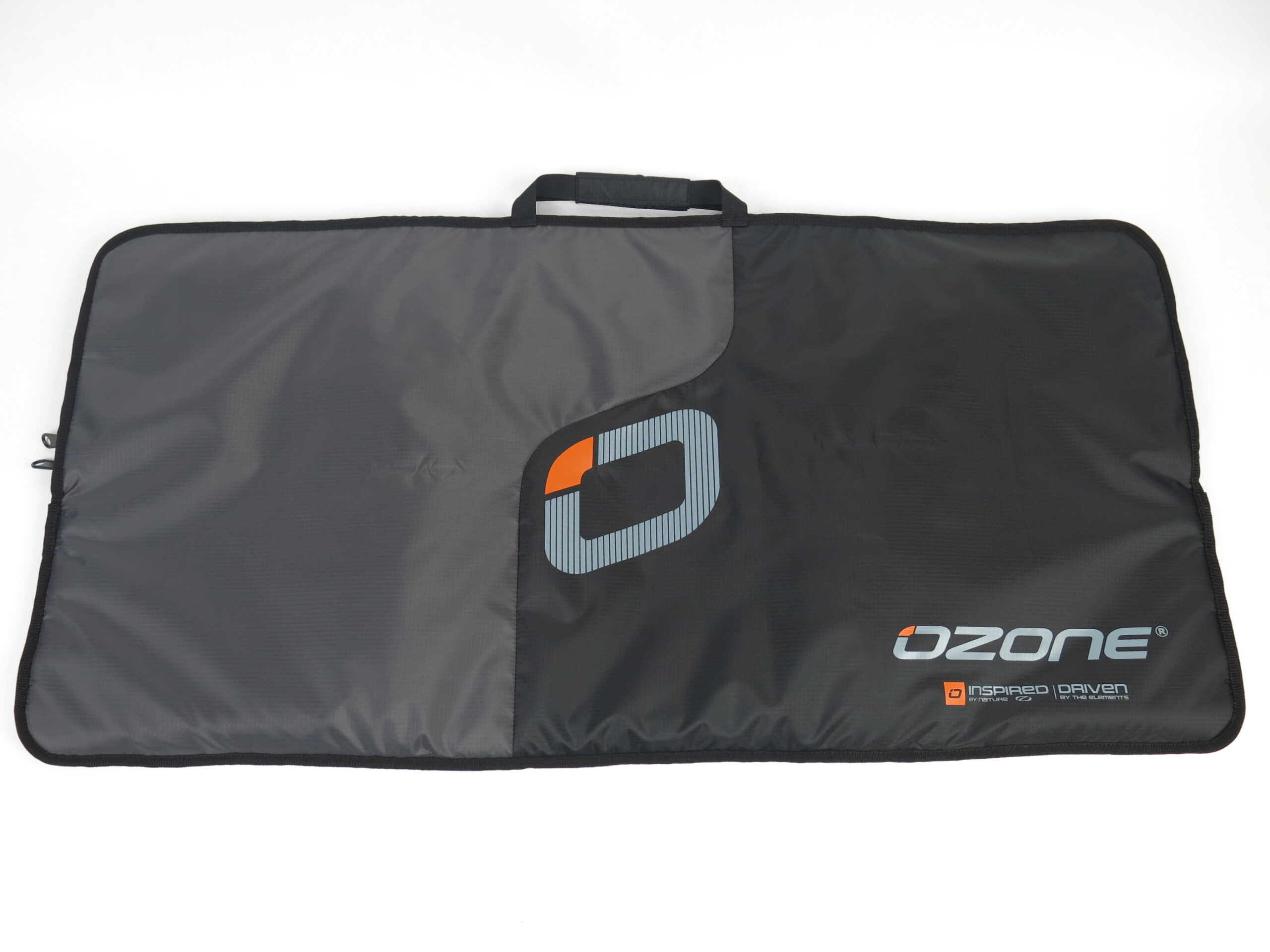 FEATURES
 
– Fits a complete hydrofoil kit with covers on (mast up to 90cm)
– Extra