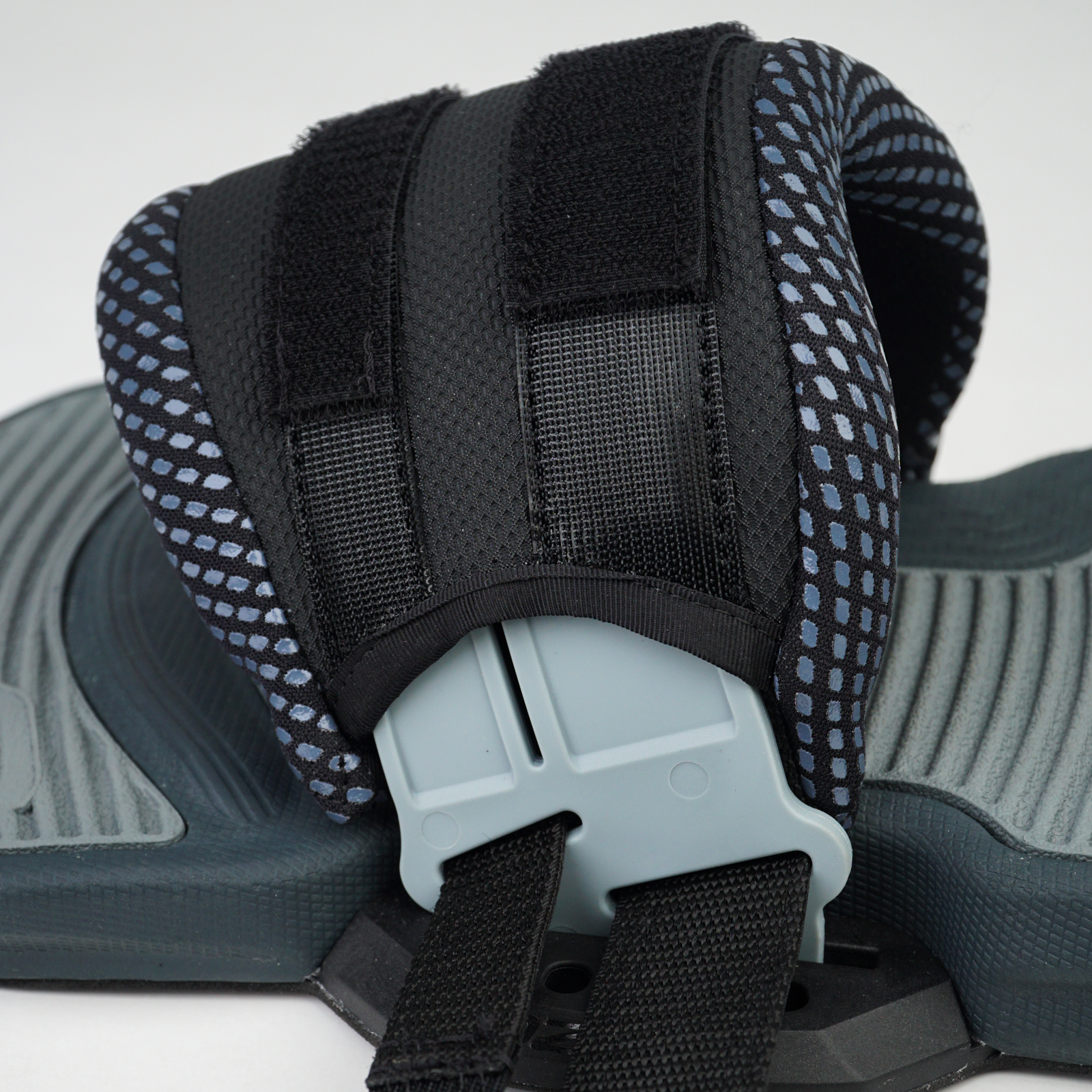 DOUBLE ADJUSTMENT STRAPS
Offering more focused adjustment and support both at the front and back of 