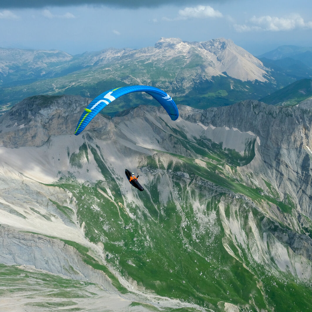 ORIGINS
Drawing from years of experience in paraglider and foil kite design, we crafted the Pocket R