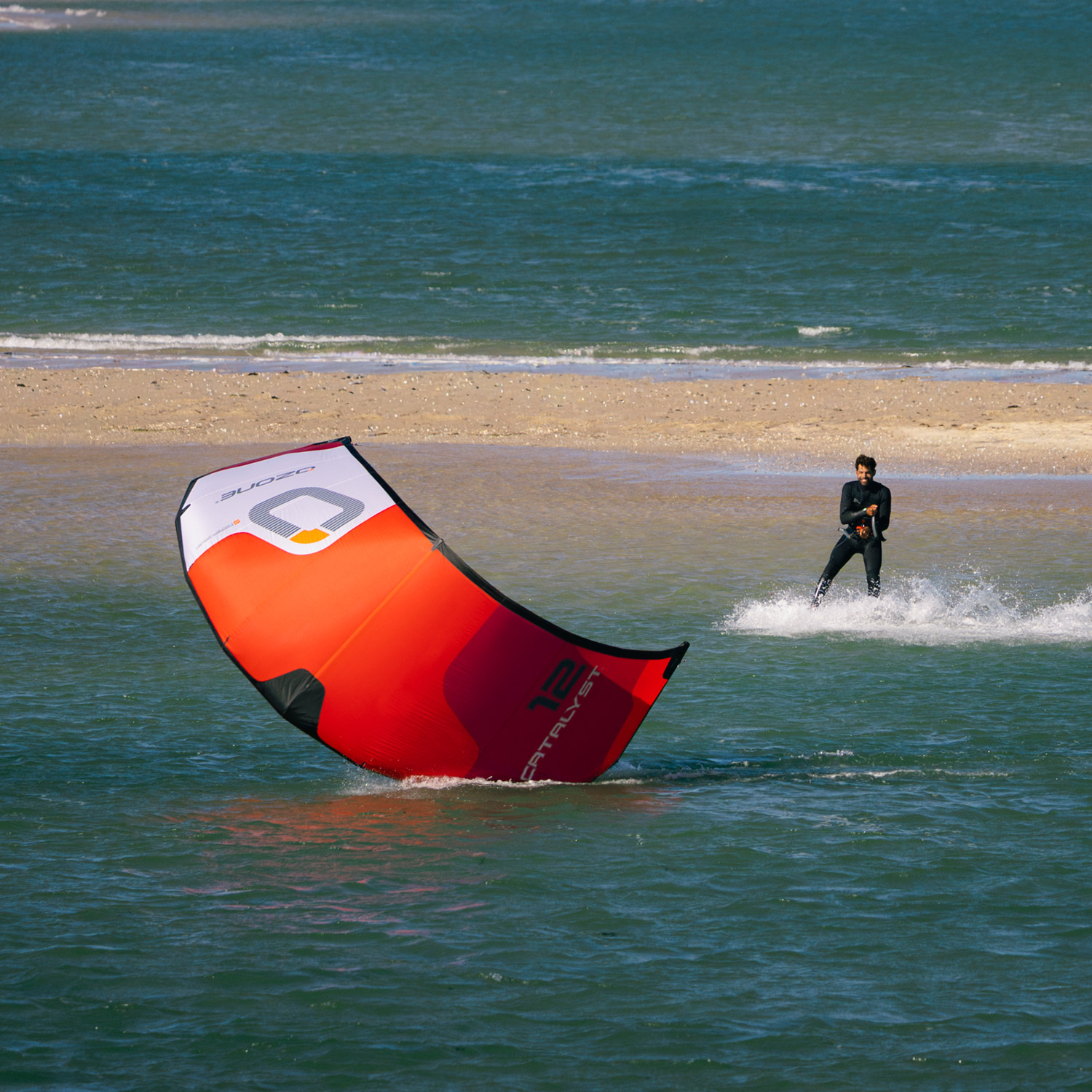 RE-LAUNCH IS SIMPLE
By turning the bar or using the re-launch balls on the leader lines, the kite wi
