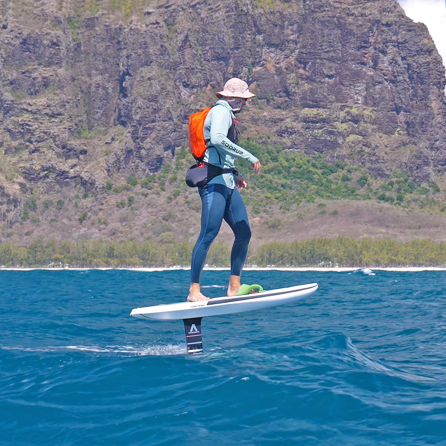 Stashing your parawing into the stretch pouch allows you to: 

Enjoy foiling freedom, gliding with 