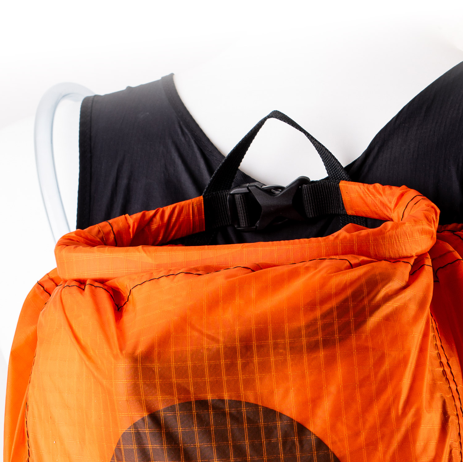 
Water-resistant main compartment with enough space for up to two additional parawings.
Secure roll-