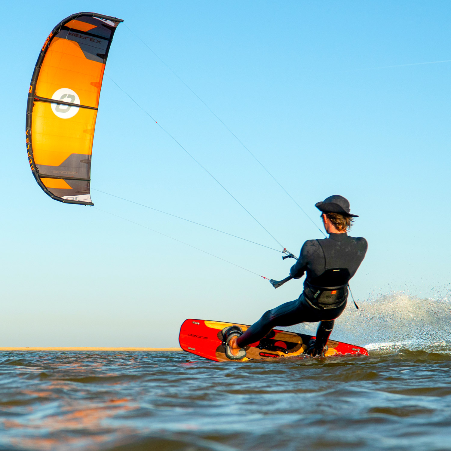How the Element Solves Beginner Challenges
Effortless Upwind Tracking:
 The moderate-to-low rocker l