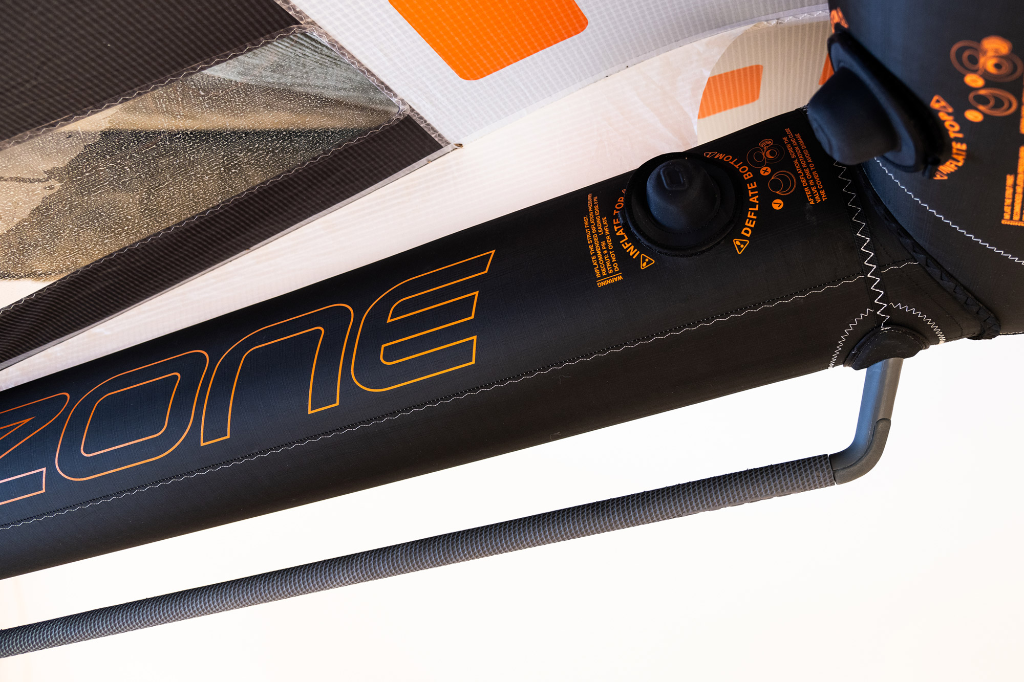 HIGHLY RESPONSIVE CARBON BOOM SYSTEM
The most significant evolution is the move to a rigid, high-gra